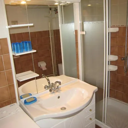 Apartment Climatise Avec Coin Nuit Et Terrasse Plein Sud, 10 M², Parking Inclus - Fr-1-100-194 *
