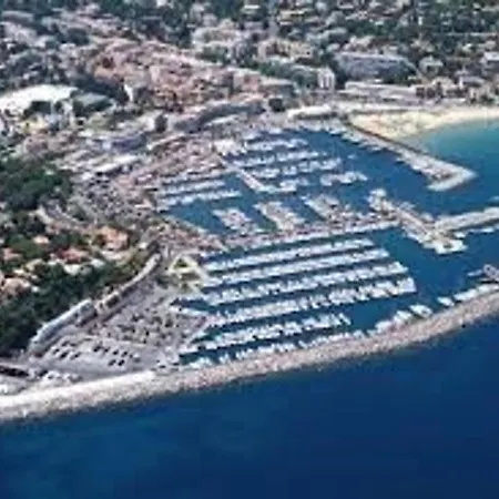 Climatise Avec Coin Nuit Et Terrasse Plein Sud, 10 M², Parking Inclus - Fr-1-100-194 Apartment *